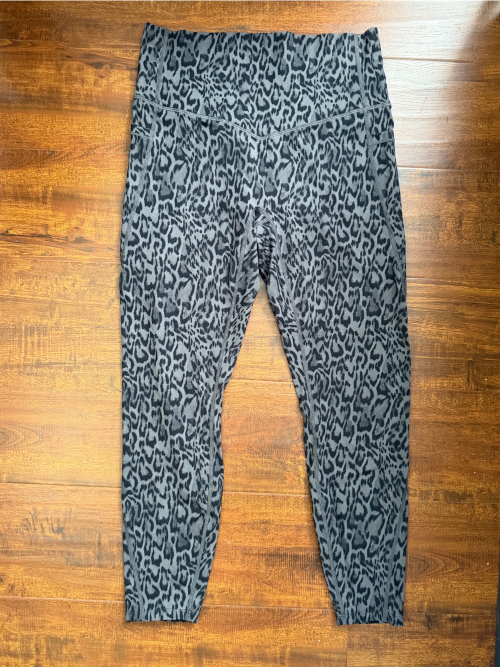 NWT HALARA Gray Leopard Ponte Leggings 7/8 Size Large